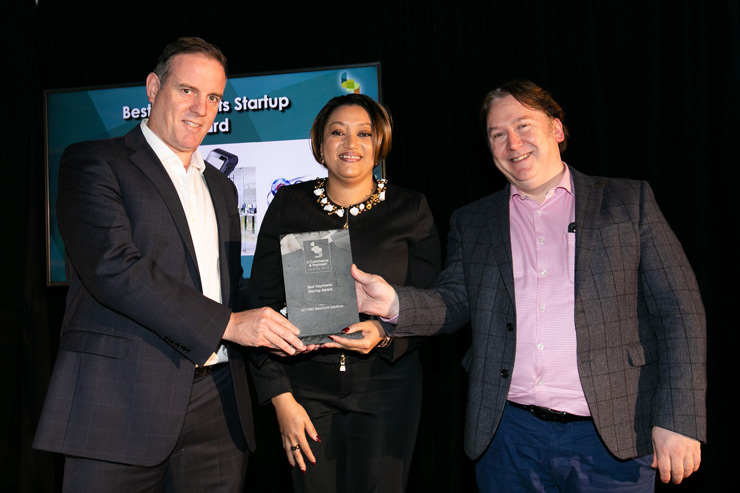 Photo of receiving the best Start-up award.